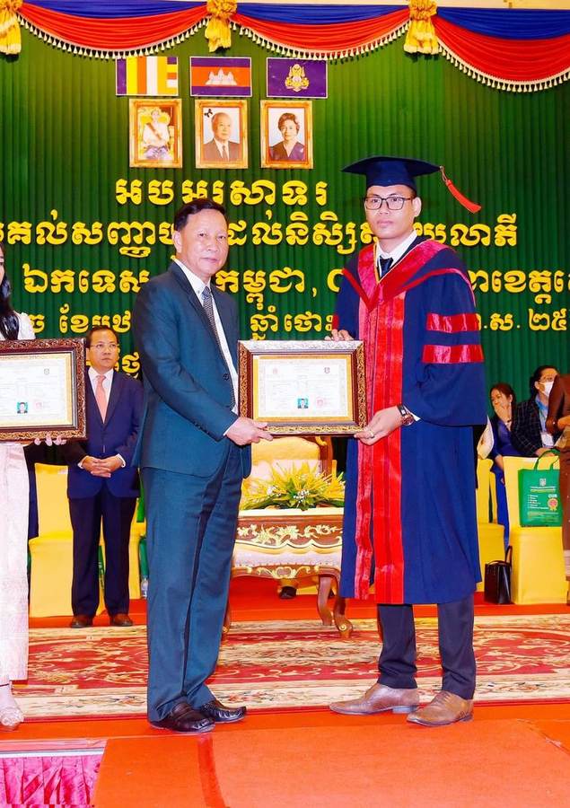 Lysong Sun receiving his Master's degree