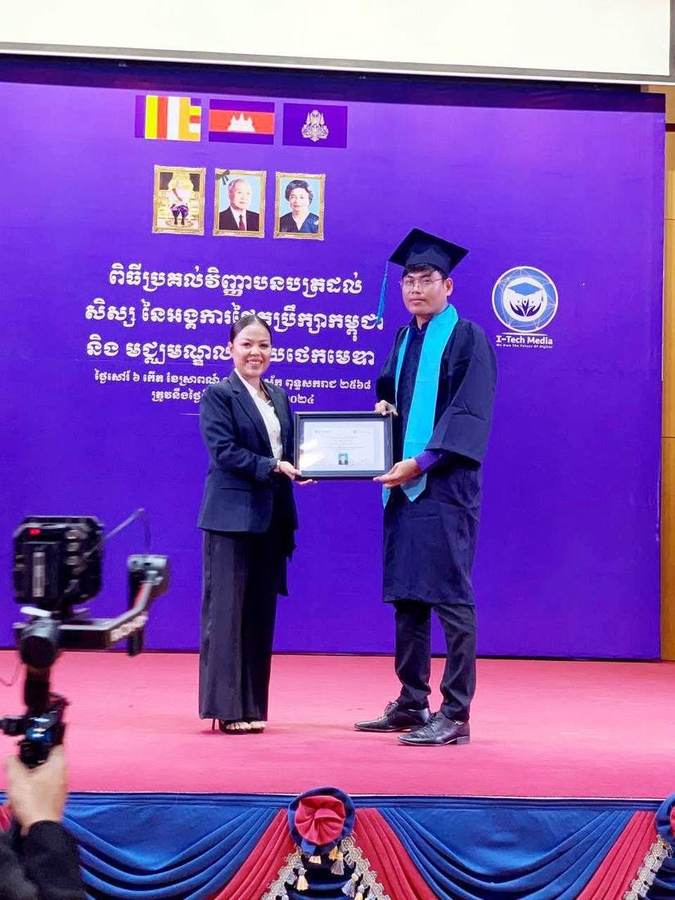 Lysong Sun on stage receiving a certificate