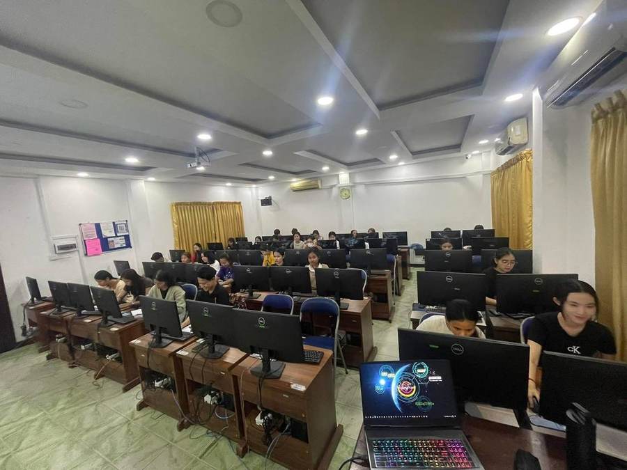 Lysong Sun teaching a university class