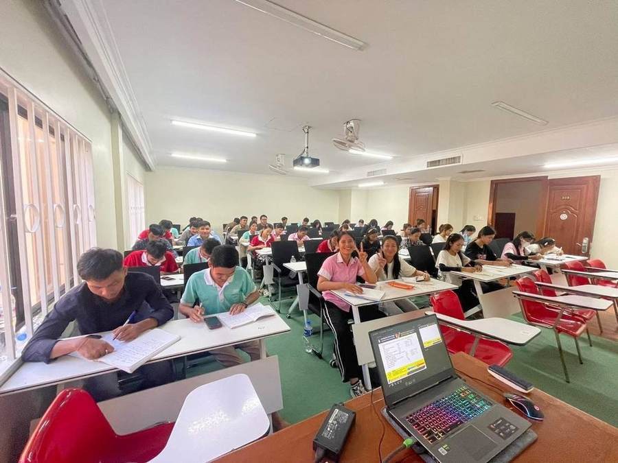 A full lecture hall taught by Lysong Sun