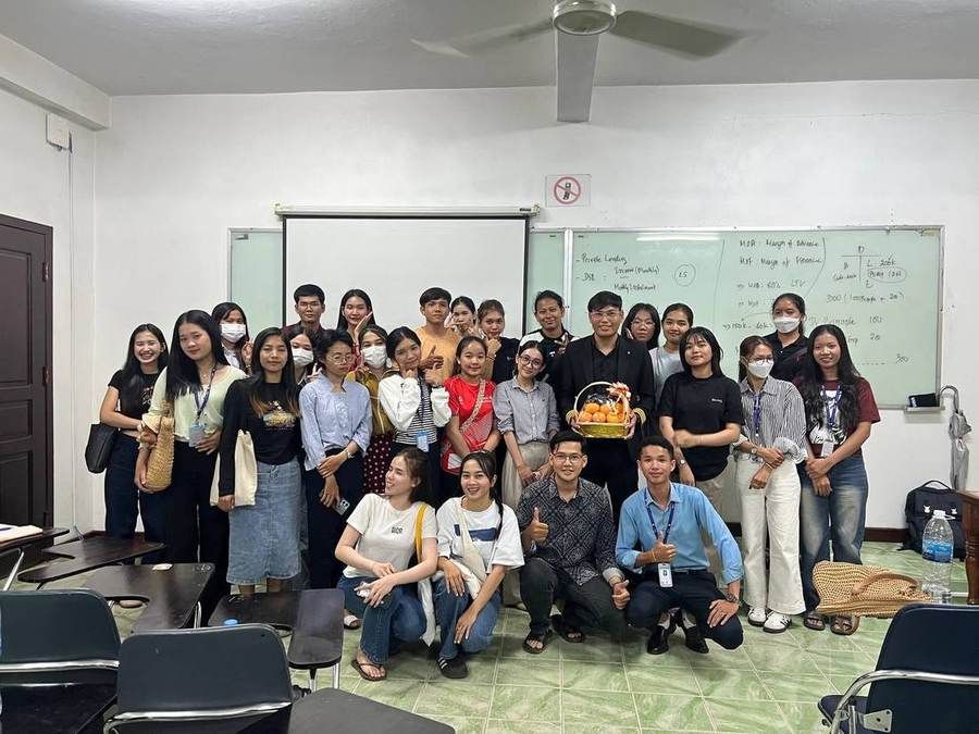 Lysong Sun with a group of students